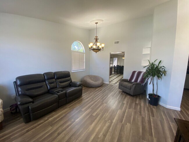 Building Photo - Lancaster 3 bedroom