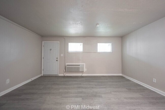 Foto del edificio - 3900 Shadeland Ave 1 Bedroom