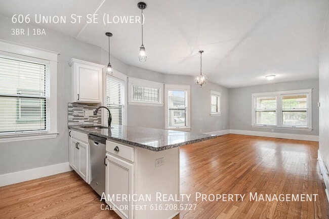 Building Photo - 606 Union Ave NE