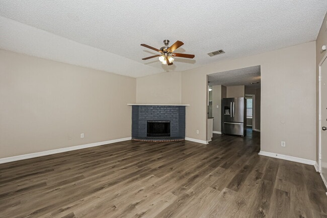 Building Photo - 621 Hollyberry Dr
