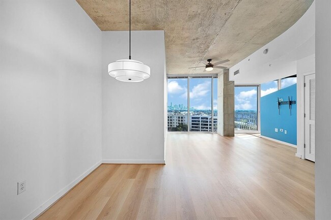 Building Photo - 5925 Almeda Rd