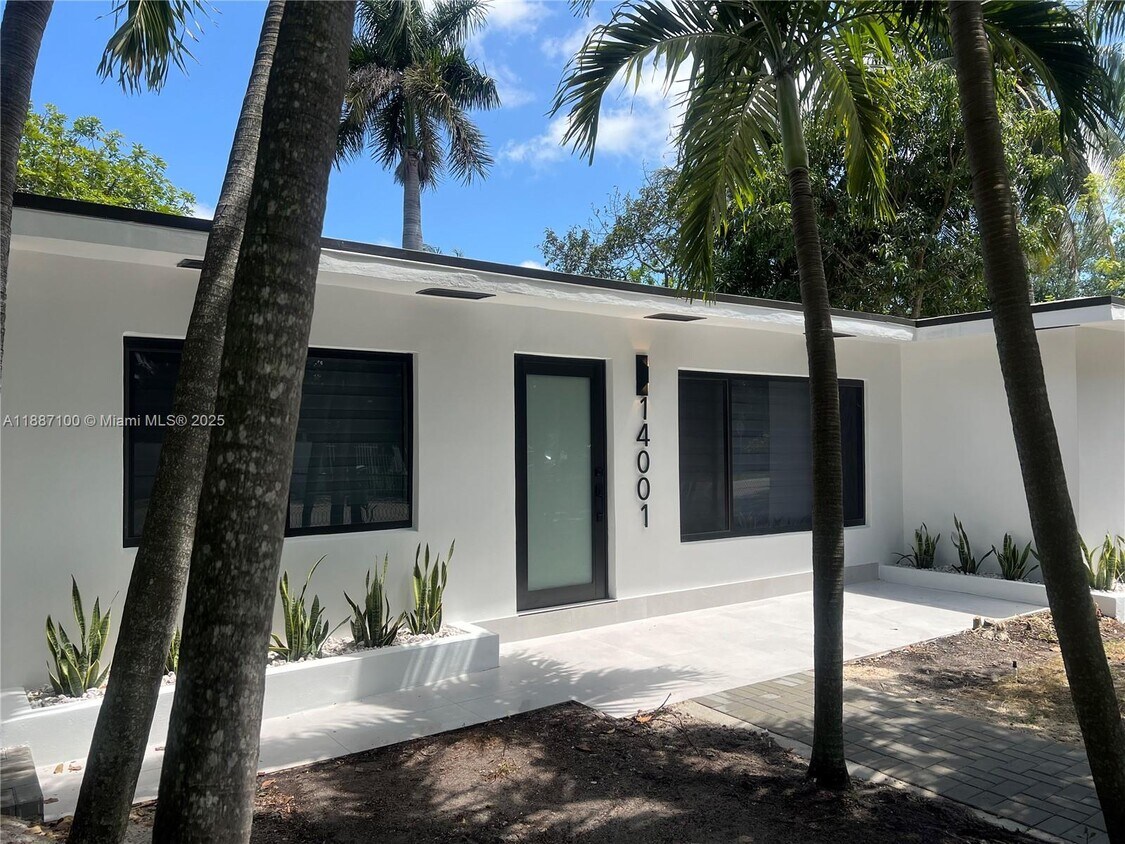 Foto principal - 14001 NW 10th Ave