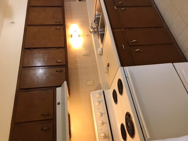Kitchen - 2350 McCausland Ave