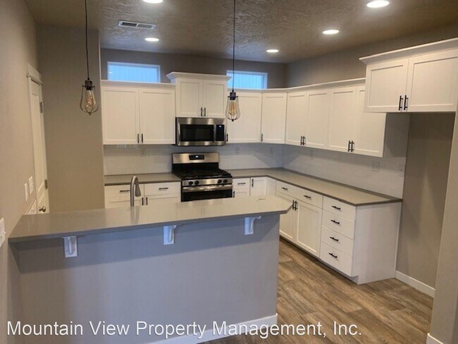 Building Photo - 3 br, 2.5 bath House - 2526 NW Hemlock Ave.
