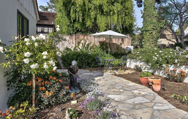 Foto del edificio - "Mi Casa by the Sea" Three Bedroom Unparalleled Golden Rectangle Rental Opportunity