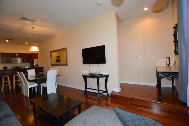 Foto del edificio - Panorama Towers / Villa Style Condo on two...