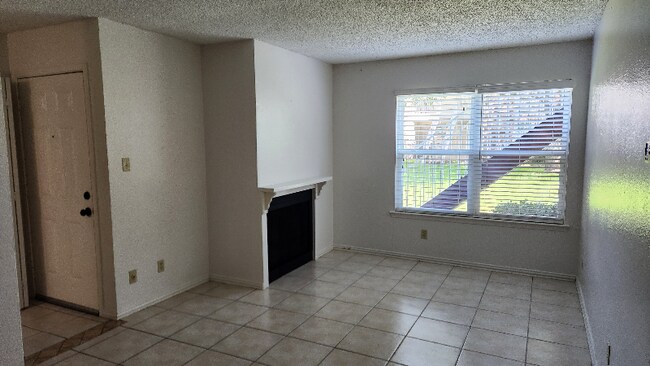 Foto del edificio - 2200 E Trinity Mls Rd