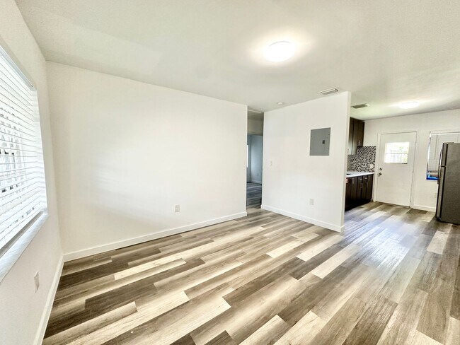 Building Photo - Spacious two bedroom and one bath in a gat...