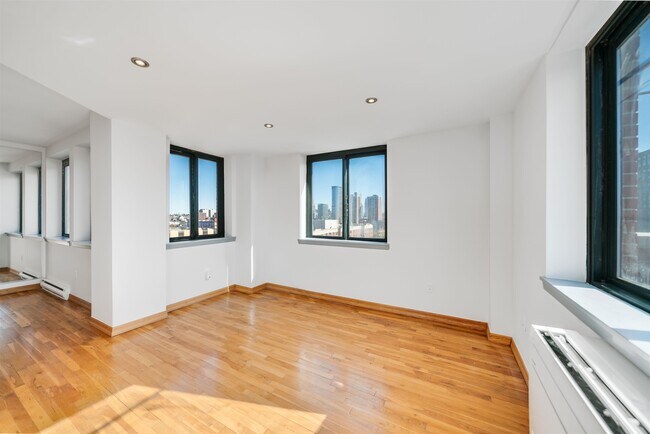 Building Photo - 205 10th St
