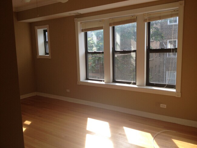 Building Photo - 6438 N Leavitt St