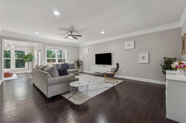 Building Photo - Stylish Unfurnished Townhome in Gated Comm...