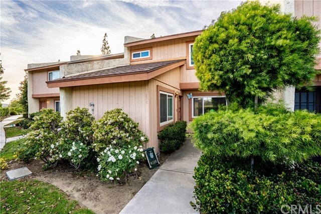 Building Photo - 2078 Mariposa Way