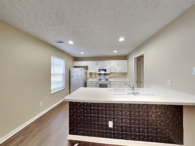 Foto del edificio - 2490 Delowe St