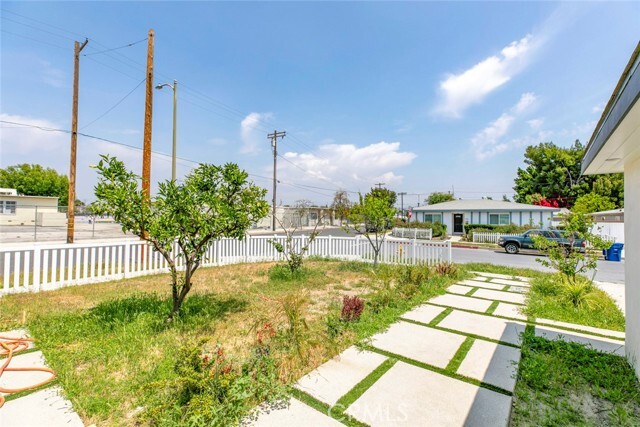 Foto del edificio - 7759 Van Noord Ave