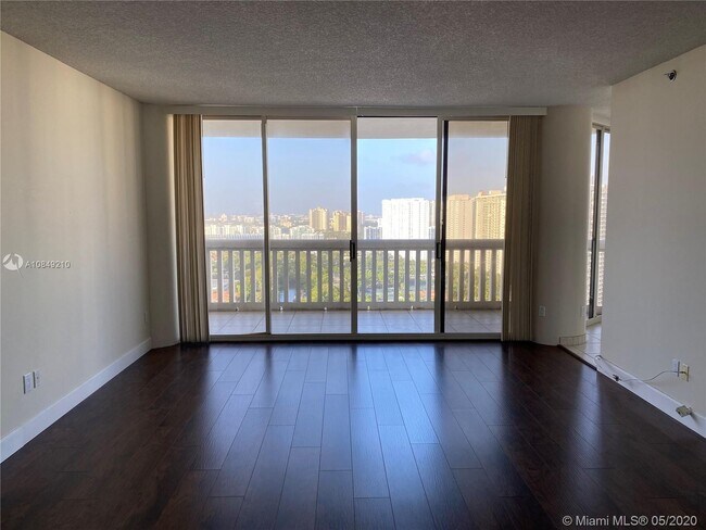 Foto del edificio - 2000 Island Blvd