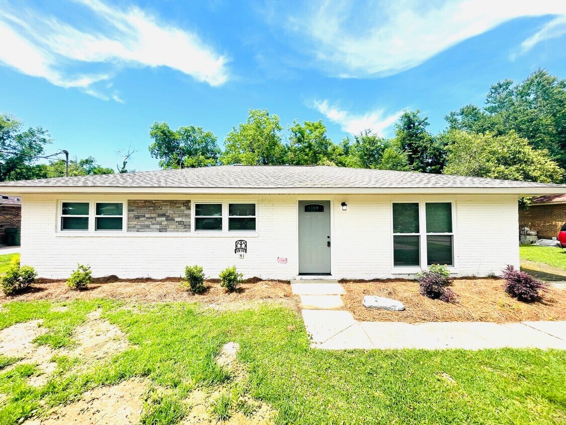 Primary Photo - ** 3 Bed 2 Bath located off Woodley road *...
