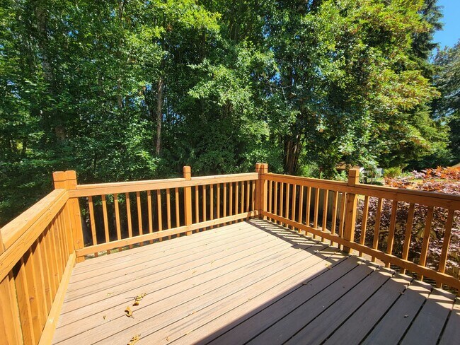 Building Photo - Bright and Beautiful 4 bed in convenient C...