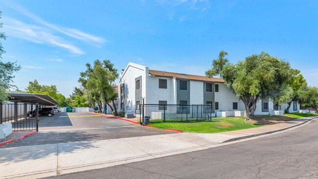 Building Photo - Ground-Floor 1-Bed Condo with Access to Co...