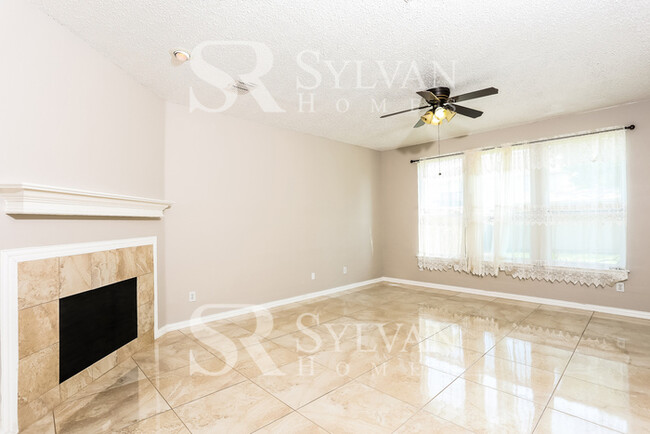 Foto del edificio - Make this spacious 4 Bd 2 Bath Yours Today