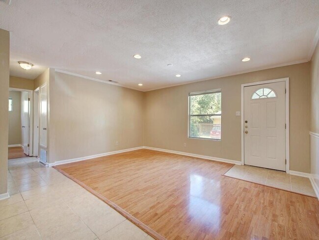 Building Photo - 610 Genard St