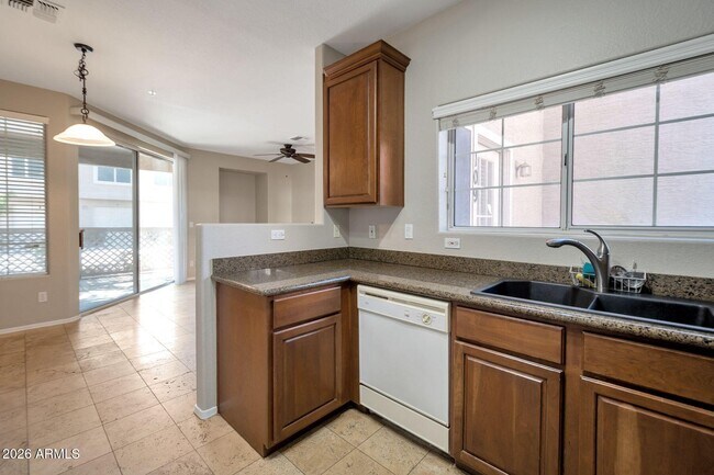 Foto del edificio - 1633 E Lakeside Dr