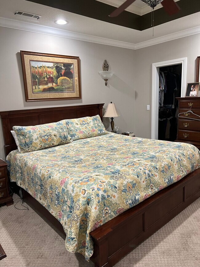 Large primary bedroom - 709 S Kansas Ave