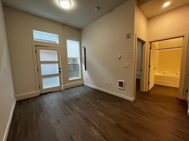 Interior Photo - MF 16 - N. Sumner