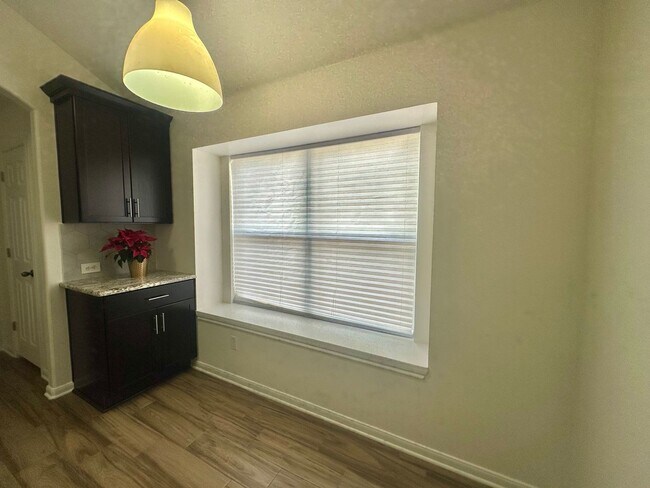 Foto del edificio - AVAILABLE NOW!!!! NEW-MANAGEMENT