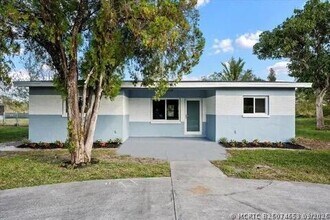 Building Photo - 4610 Sunset Blvd
