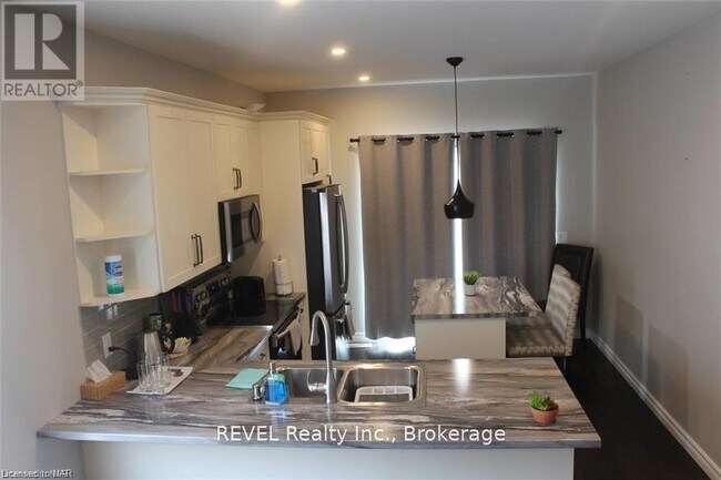 Photo du bâtiment - 438 McAlpine Ave N