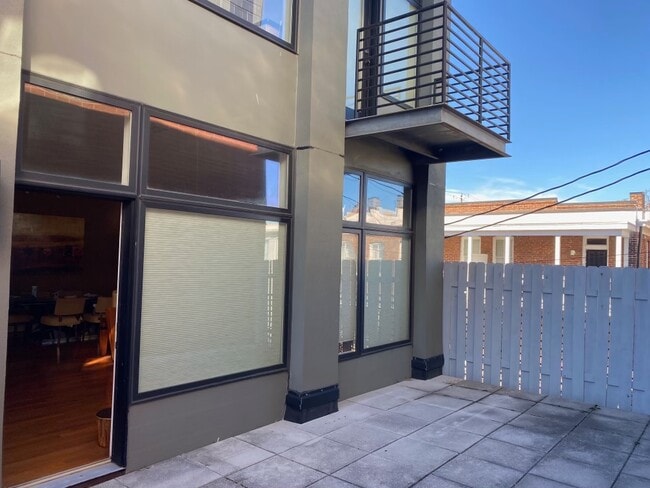 Patio exterior - 1714 W Cary St