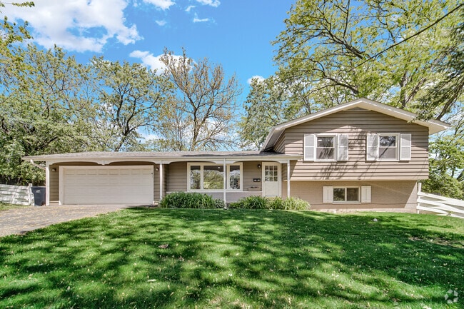 Building Photo - 22W362 Hackberry Dr