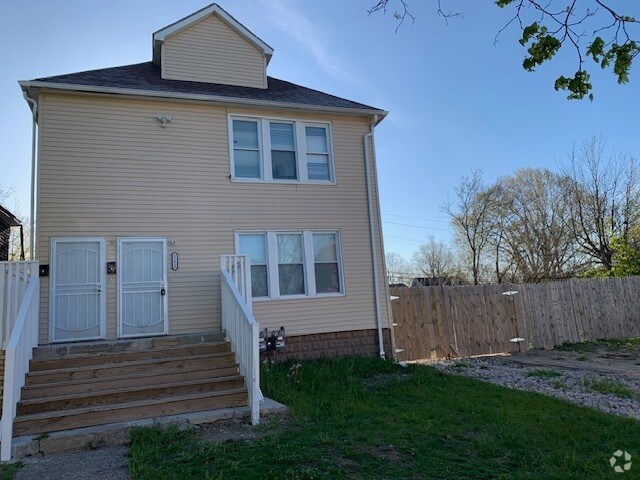 Picture of High Park Apartments for Rent with Hardwood Floors - Detroit, MI - 2 ...