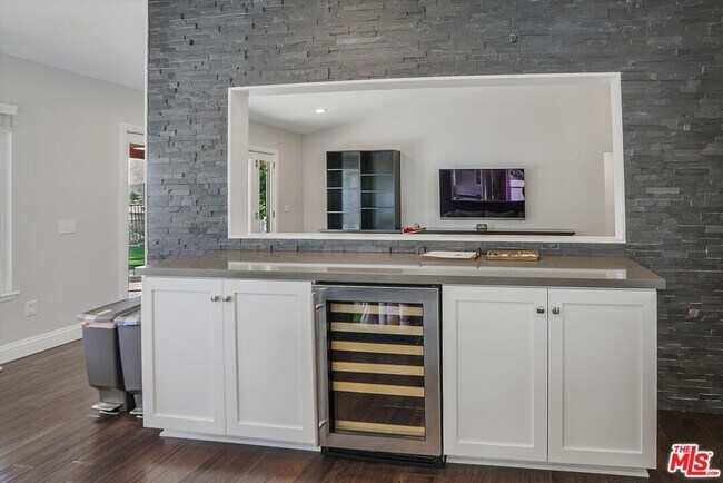 Foto del edificio - 438 Raindance St