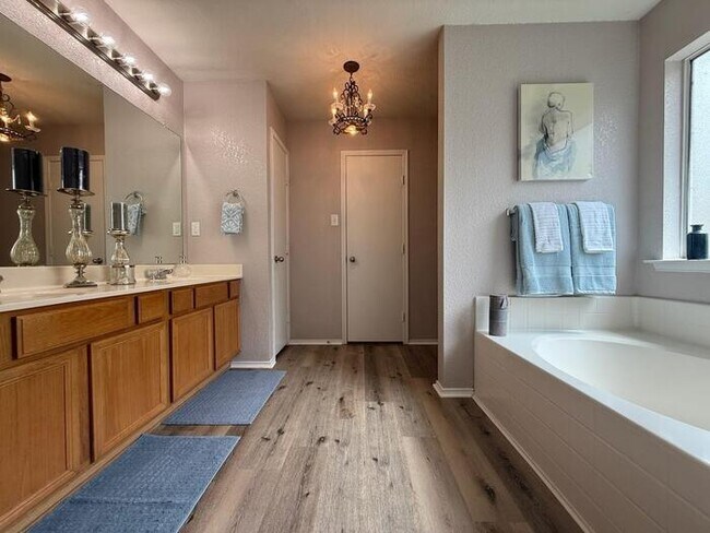 Foto del edificio - charming 3-bedroom, 2-bath home located in the highly sought-after Sendera Ranch community.