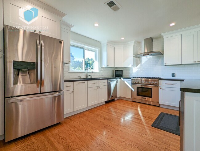 Building Photo - 540 W Hillsdale Blvd