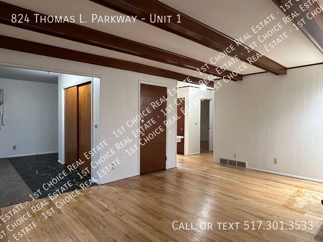 Building Photo - 2-BDR 2-BTH ApT w/ Fireplace, Laundry, AC,...