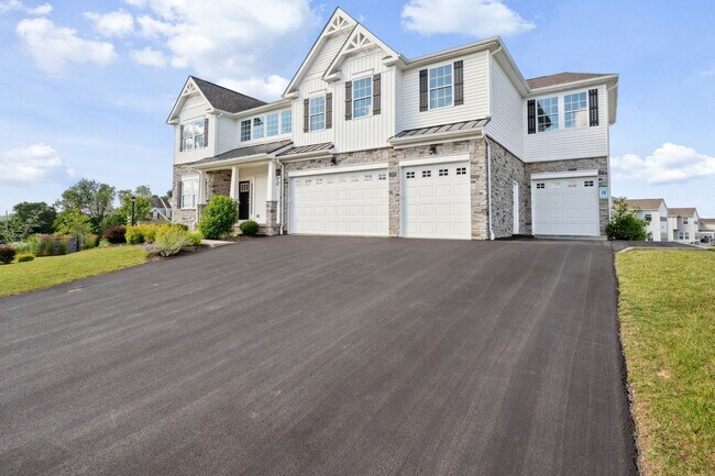 Foto del edificio - *Beautiful & Spacious 5BD/5BA Single-Famil...