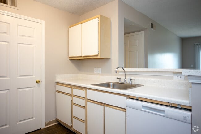 2BR,1BA - 933SF - Kitchen - Landings & Villas of Hickory