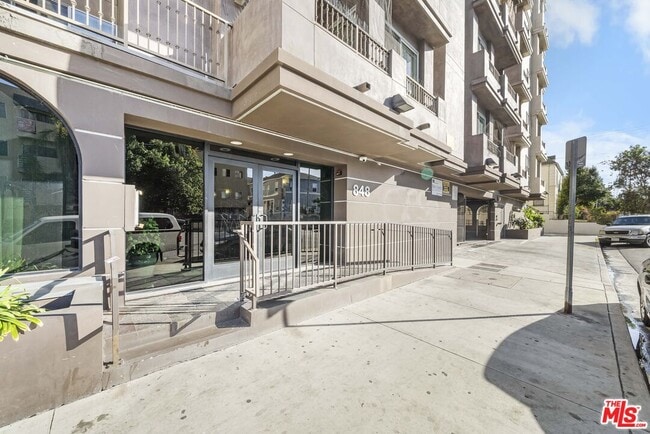 Building Photo - 848 Irolo St