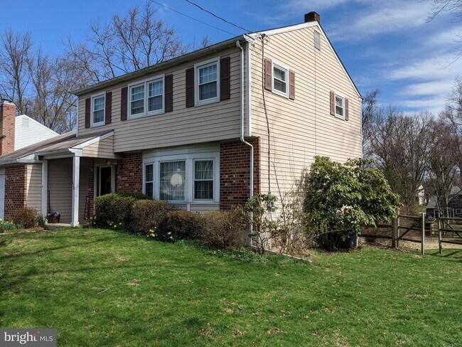 Building Photo - 128 Lakeview Dr
