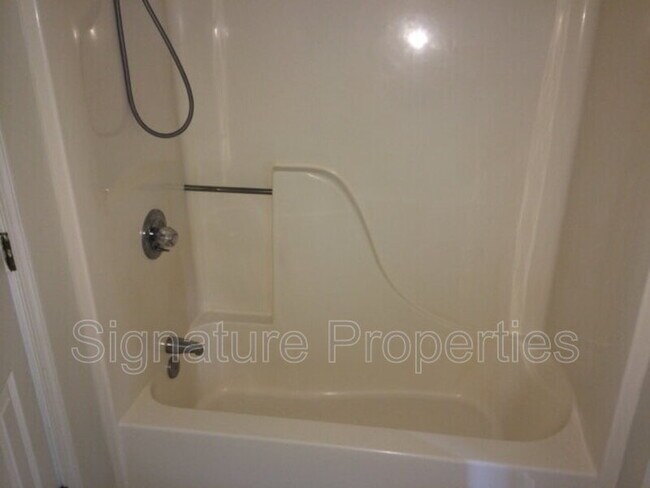 Foto del edificio - 2216 High Bush Cir