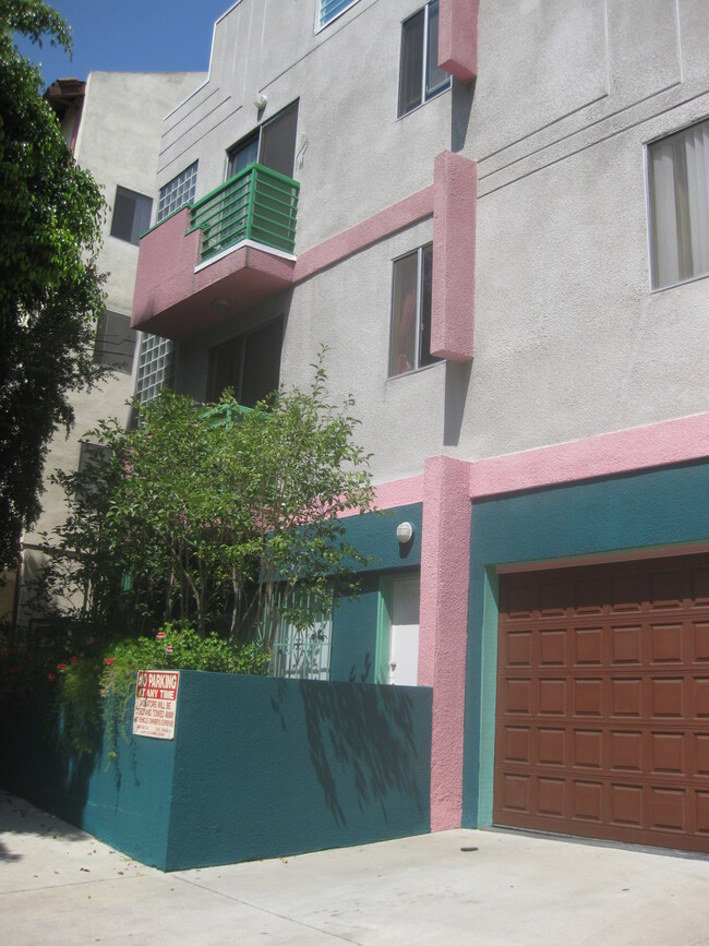 Building Photo - 1422 N Martel Ave