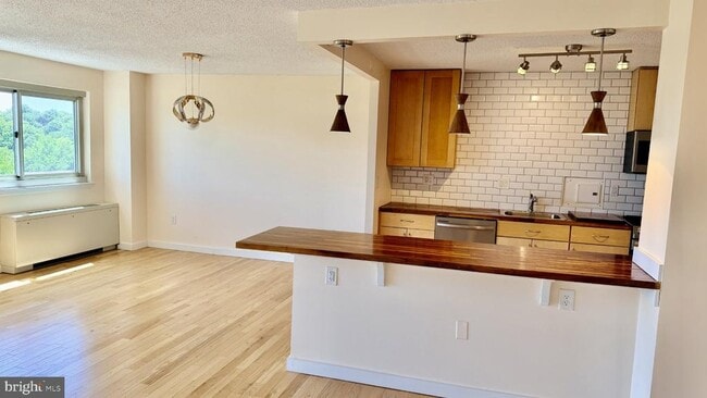 Building Photo - 1225 Martha Custis Dr