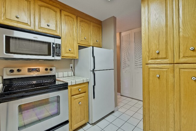 Building Photo - 1760 Halford Ave