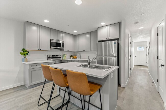 Building Photo - NEW MODERN HOME SALMON CREEK