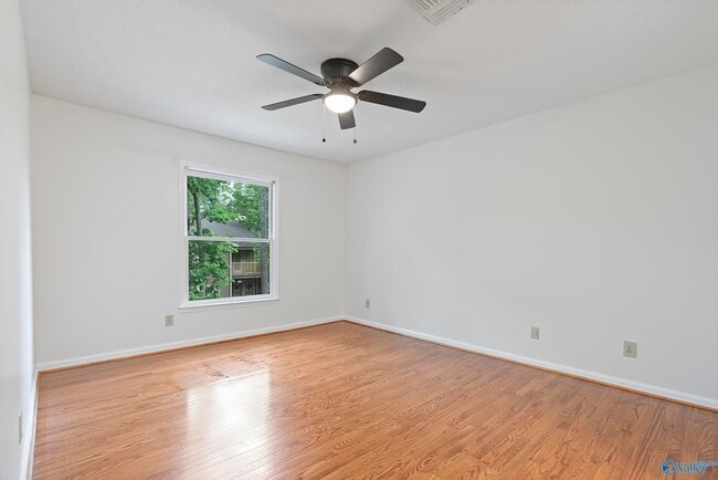 Building Photo - 2031 Woodlawn Dr SW