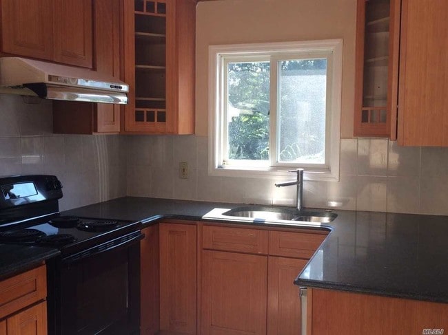 Building Photo - 68 Willets Dr