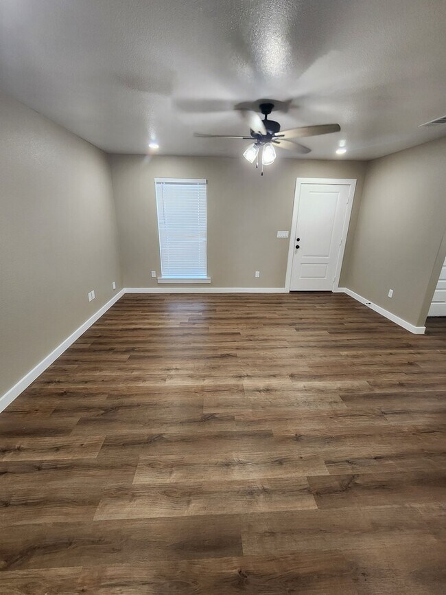 Foto del edificio - 3 bed 2 bath home, 1 car garage