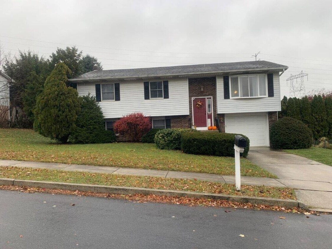 Primary Photo - Welcome to this split level 3-bedroom, 1.5...